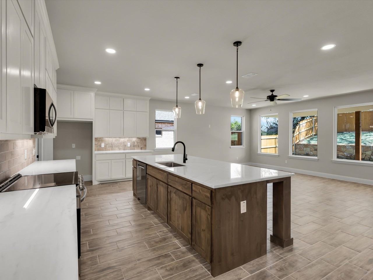 612 Jameson St - Photo 3 of 13