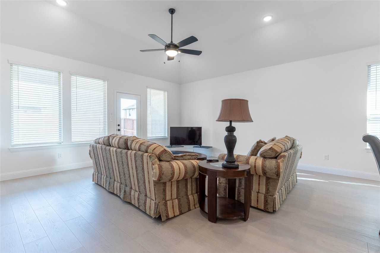 5200 Woodway Dr - Photo 6 of 22