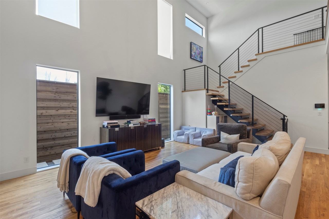 2335 Kirby St - Photo 5 of 30