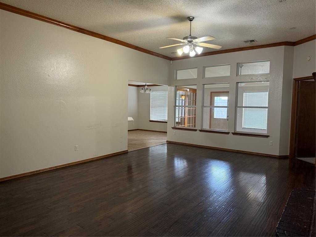 504 Eastridge Dr - Photo 2 of 7