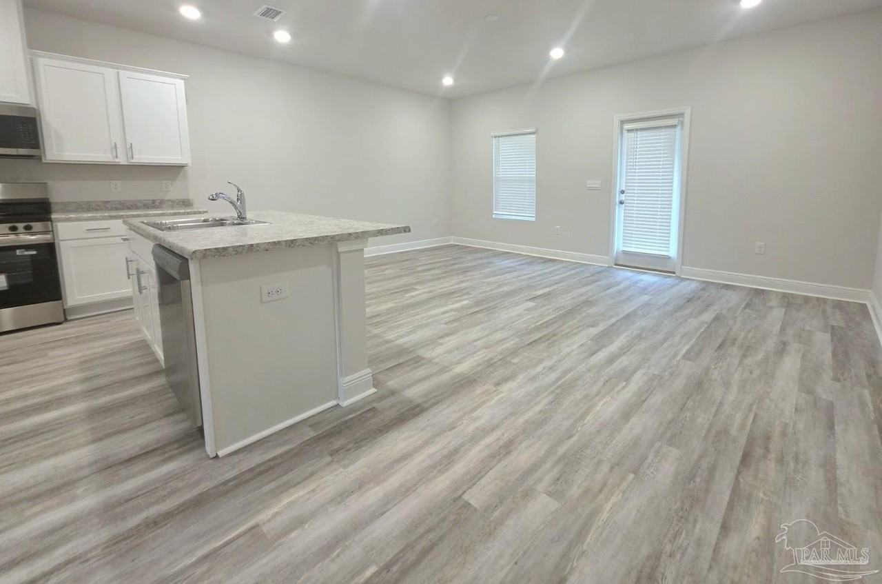 1306 Leeway Dr - Photo 3 of 23