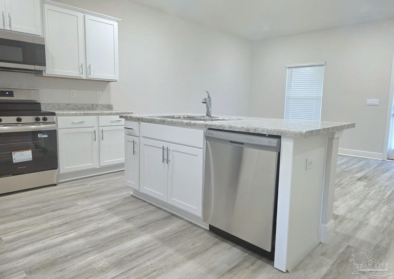 1306 Leeway Dr - Photo 4 of 23