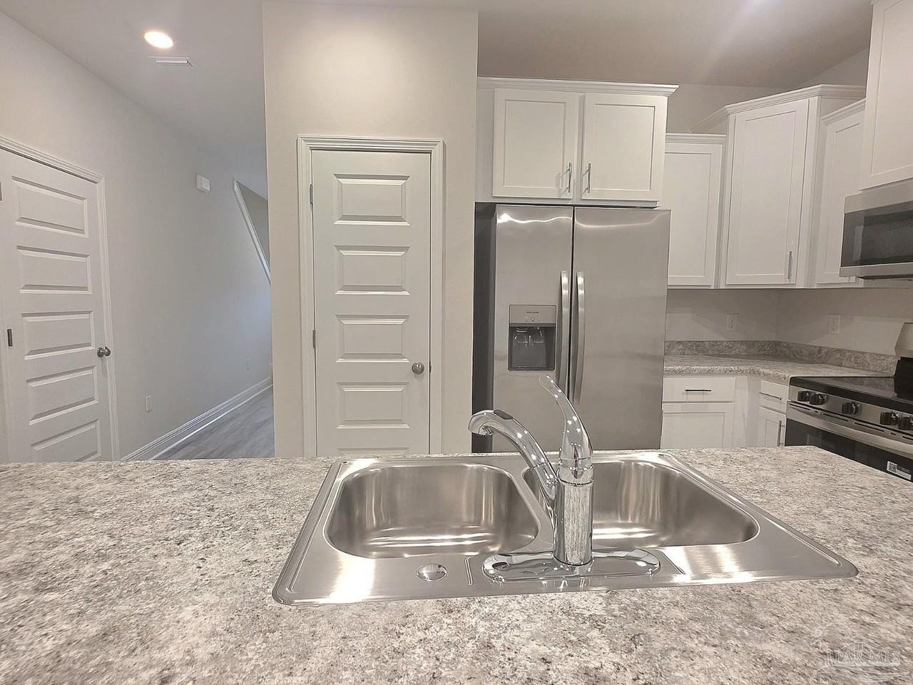 1306 Leeway Dr - Photo 6 of 23