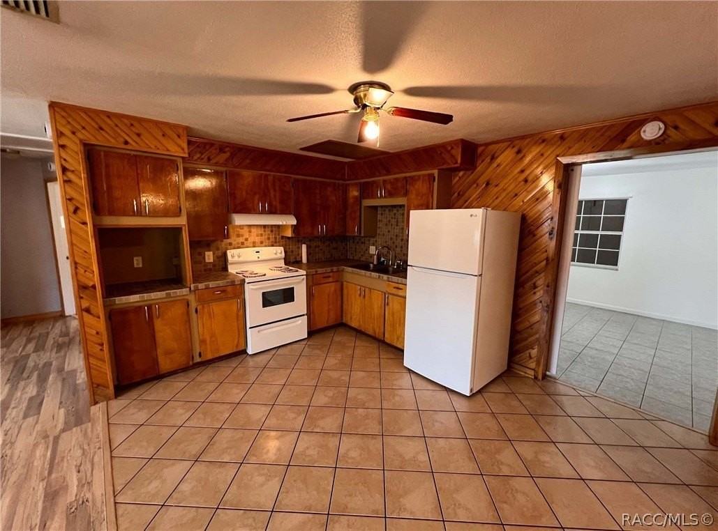 7660 W Tropical Ln - Photo 5 of 15