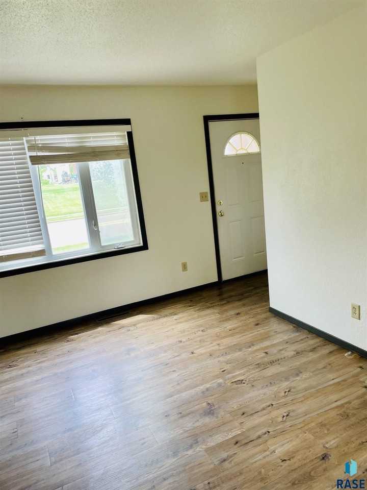 614 E 6th St - Photo 2 of 9