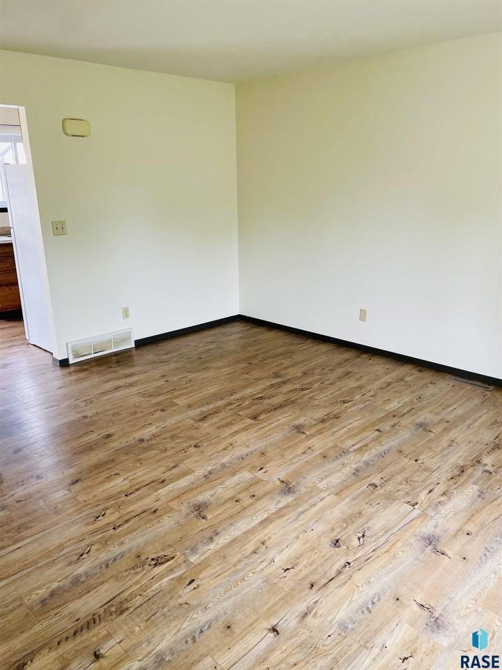614 E 6th St - Photo 3 of 9