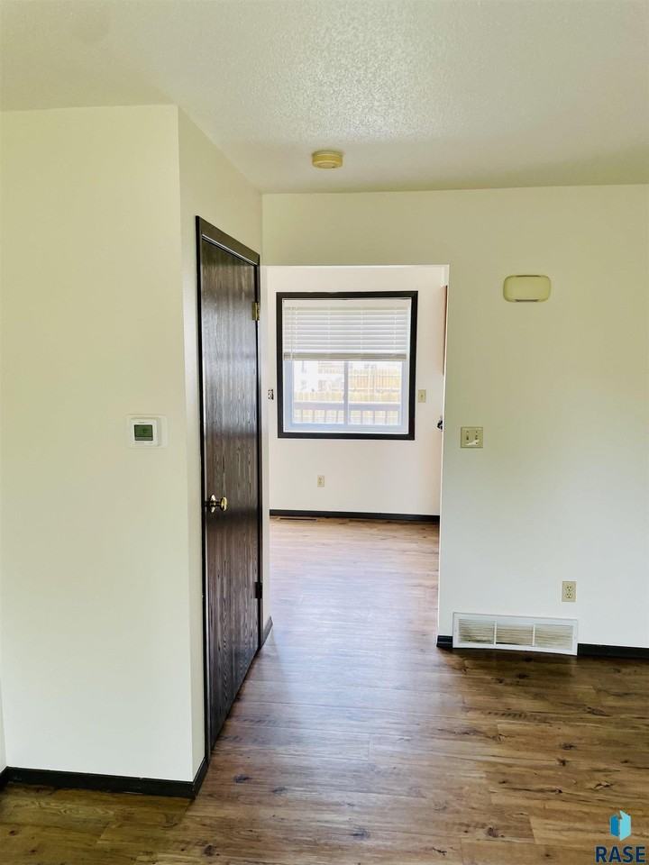 614 E 6th St - Photo 4 of 9