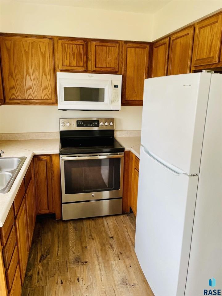 614 E 6th St - Photo 5 of 9