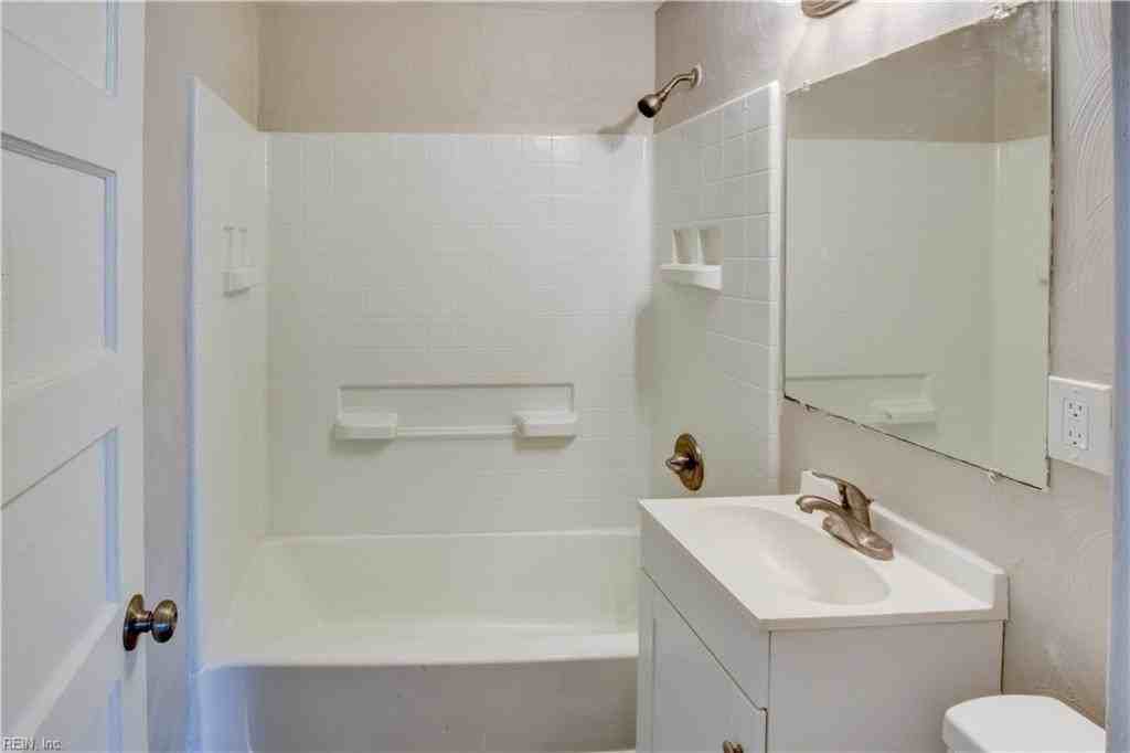 1135 Jackson Ave #1 - Photo 4 of 11