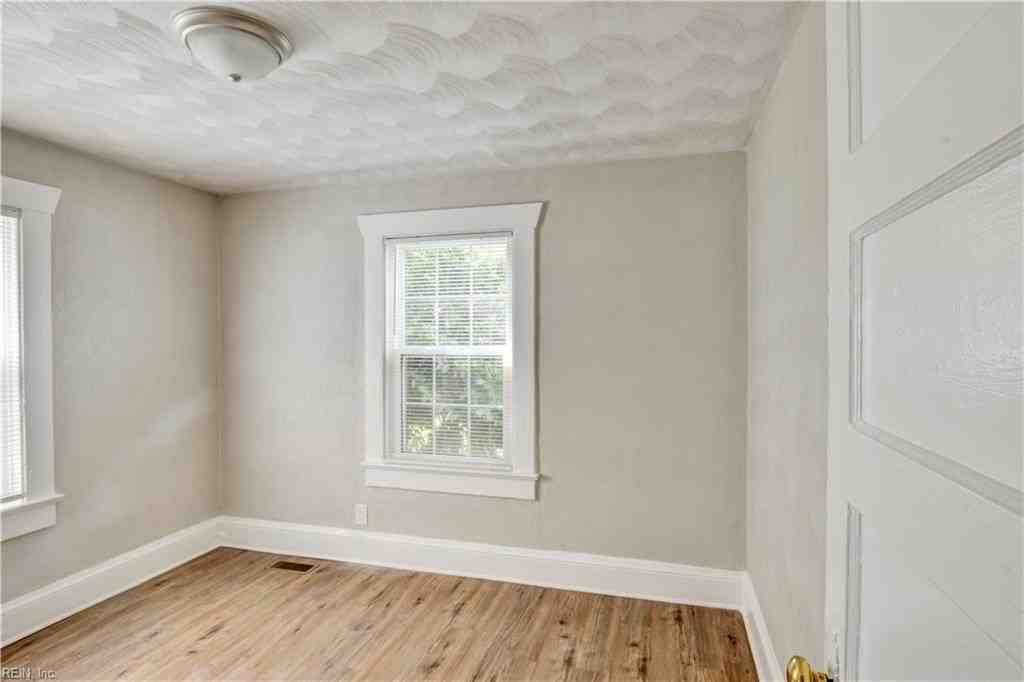 1135 Jackson Ave #1 - Photo 6 of 11