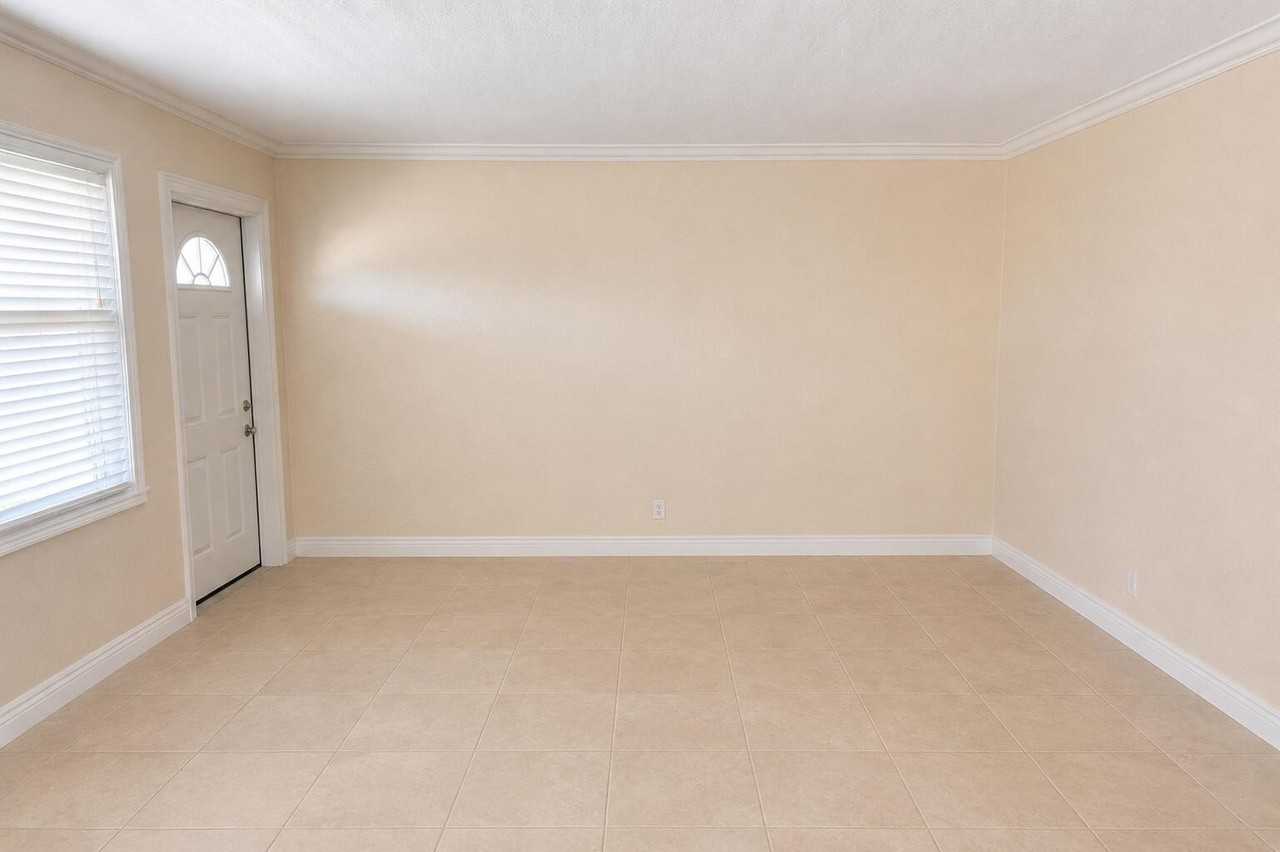 1221 Se 3rd St #4 - Photo 5 of 12