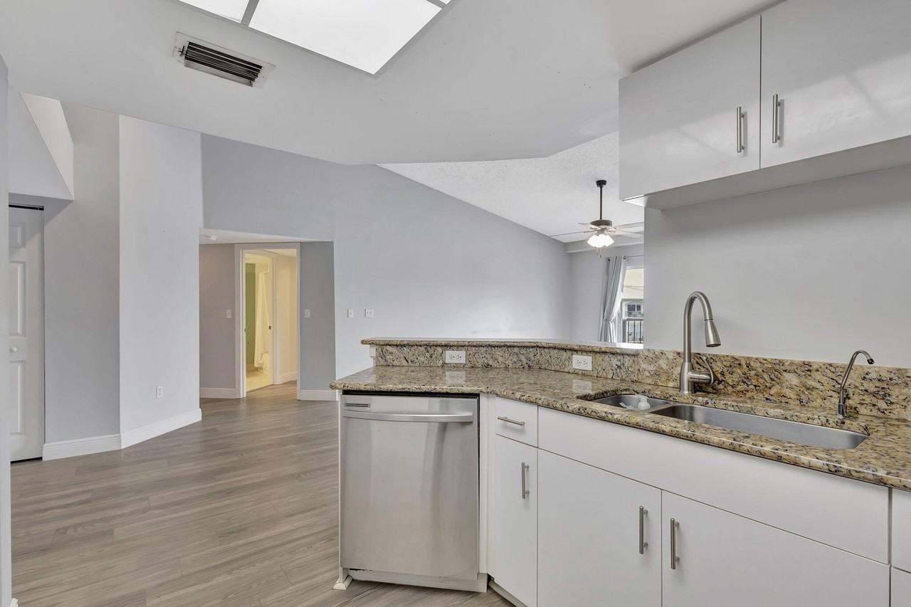 600 Crestwood Ct N #609 - Photo 5 of 44