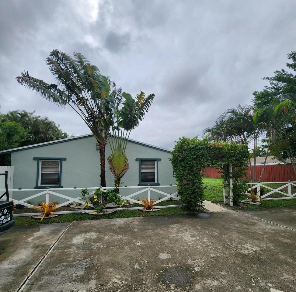 2167 Laura Ln #A - Photo 2 of 37
