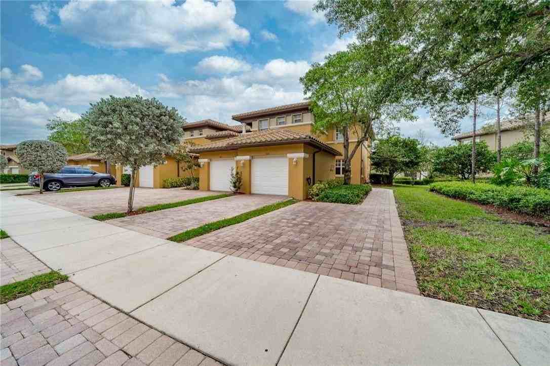 8012 Nw 128th Ln - Photo 2 of 50