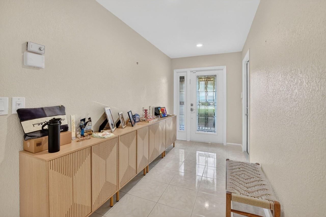 10065 Camelback Ln - Photo 5 of 48