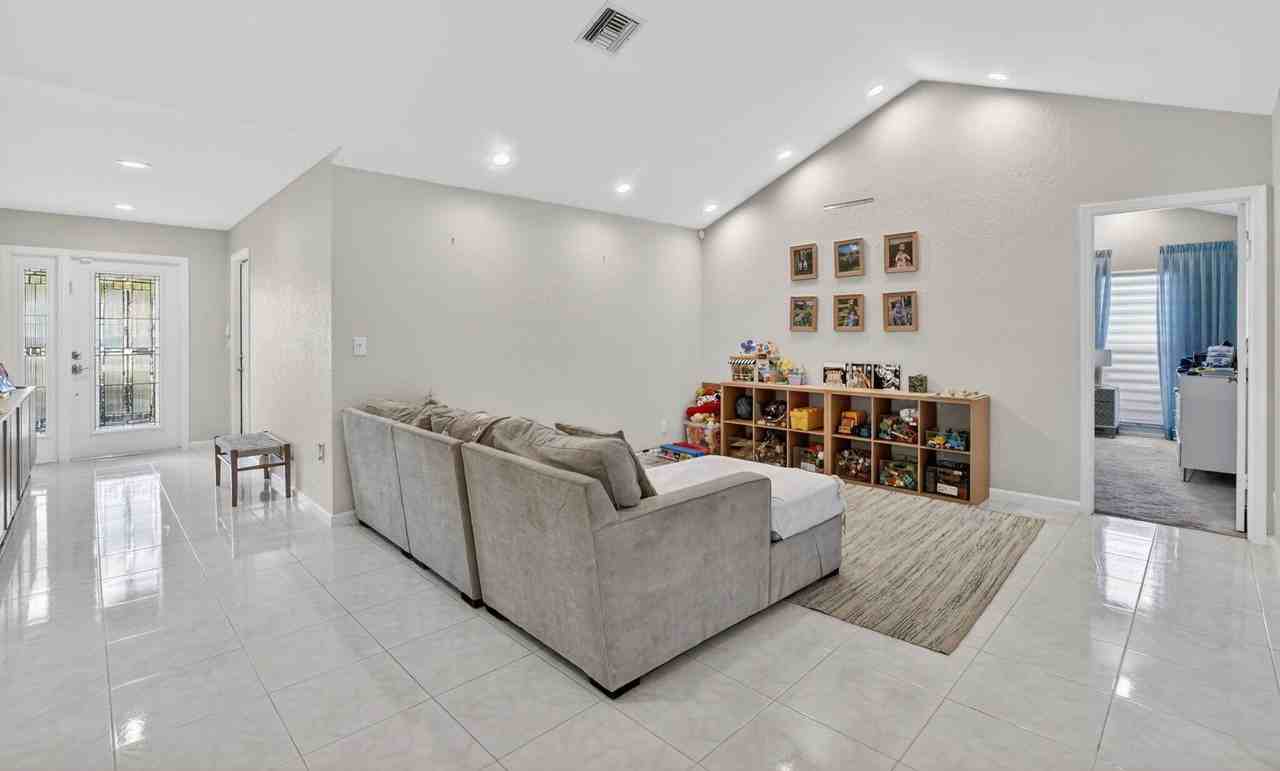 10065 Camelback Ln - Photo 6 of 48