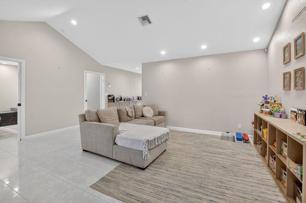 10065 Camelback Ln - Photo 7 of 48