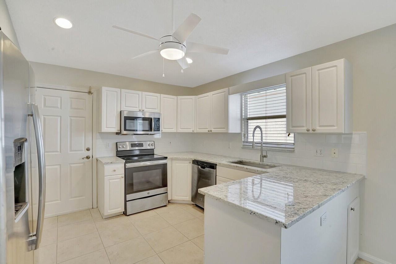 1022 Island Manor Dr - Photo 2 of 33