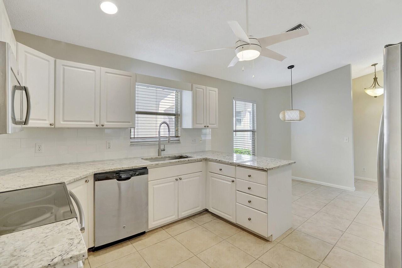 1022 Island Manor Dr - Photo 3 of 33