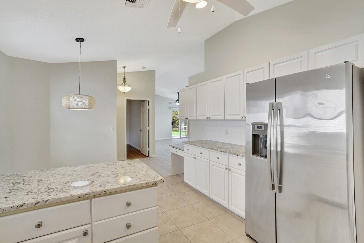 1022 Island Manor Dr - Photo 4 of 33