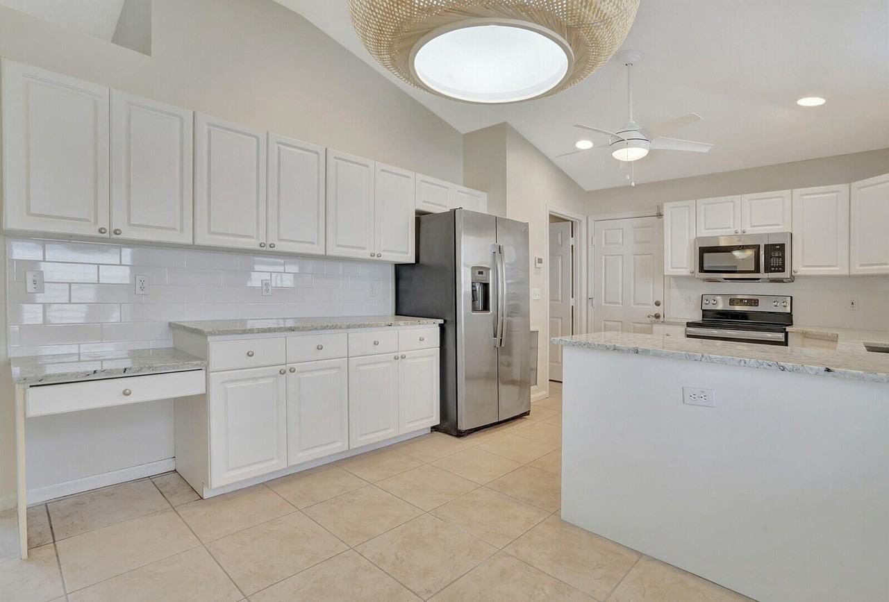 1022 Island Manor Dr - Photo 5 of 33