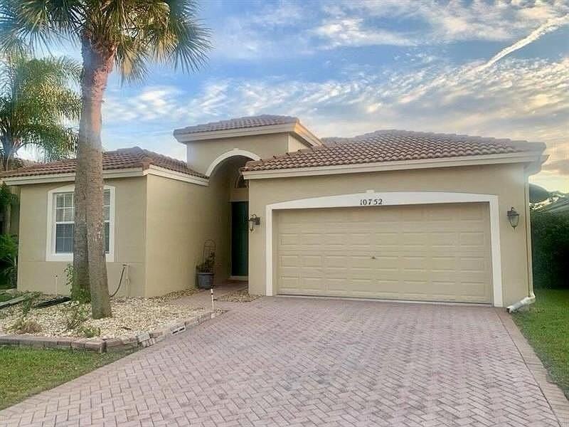 10752 Oak Bend Way - Photo 3 of 24