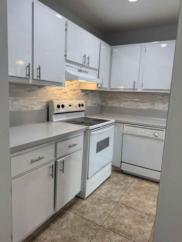 1100 Boxwood Dr #101 - Photo 3 of 25