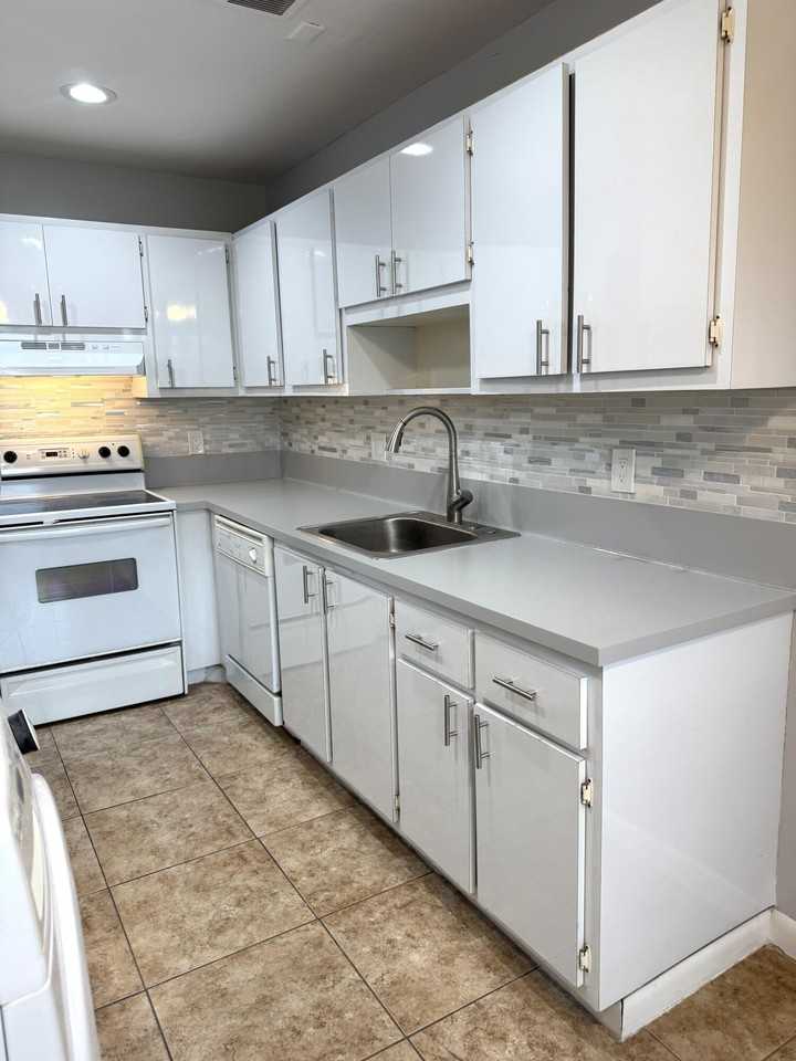 1100 Boxwood Dr #101 - Photo 4 of 25