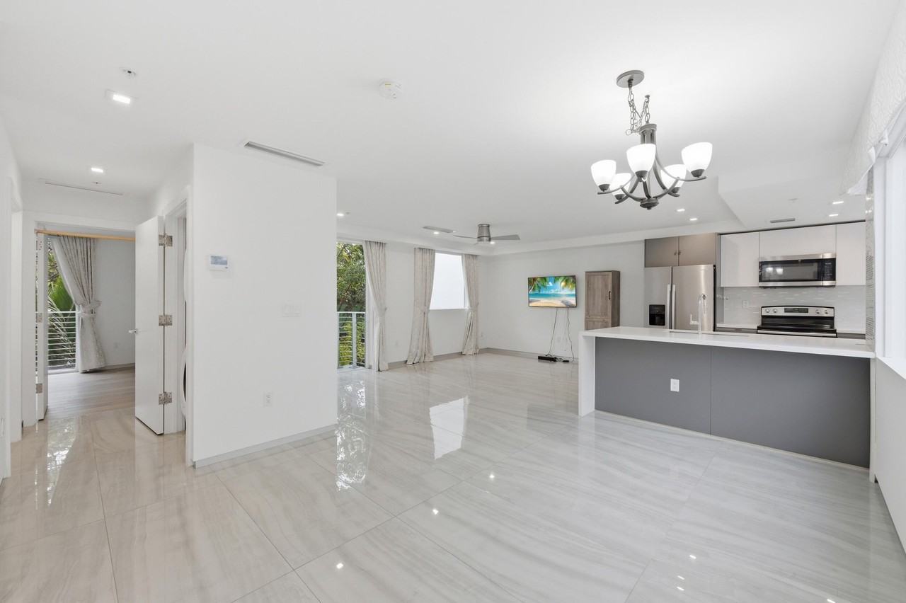 714 Ne 14th Ave #102 - Photo 4 of 34