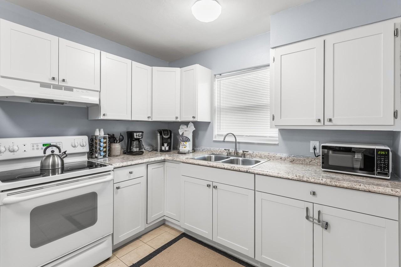 4953 Bayshore Dr - Photo 3 of 13