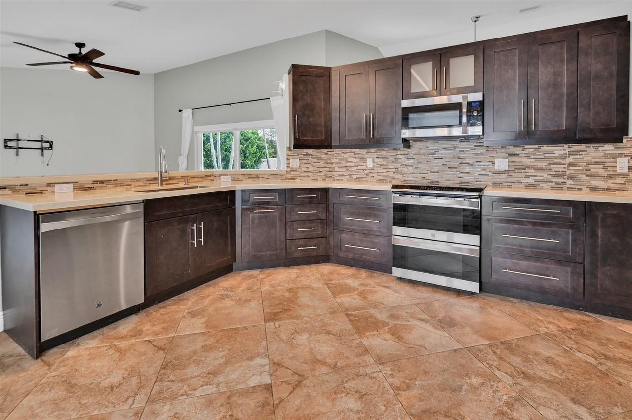 8949 Nw 45th Ct - Photo 4 of 28