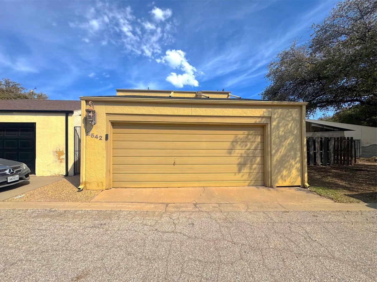 2542 Lindenwood Dr - Photo 2 of 18