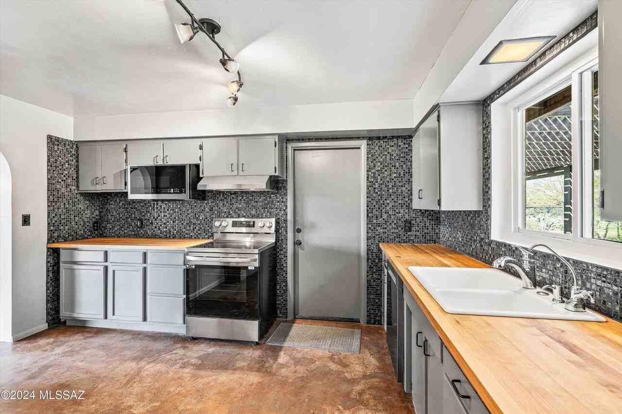 8801 E Buckboard Rd - Photo 3 of 25