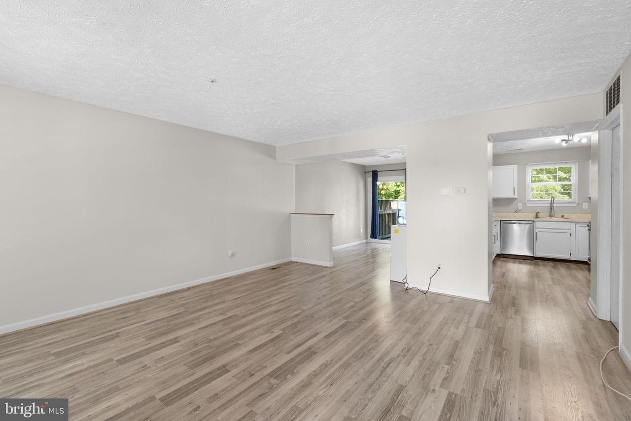 1043 Debbie Ave - Photo 2 of 42