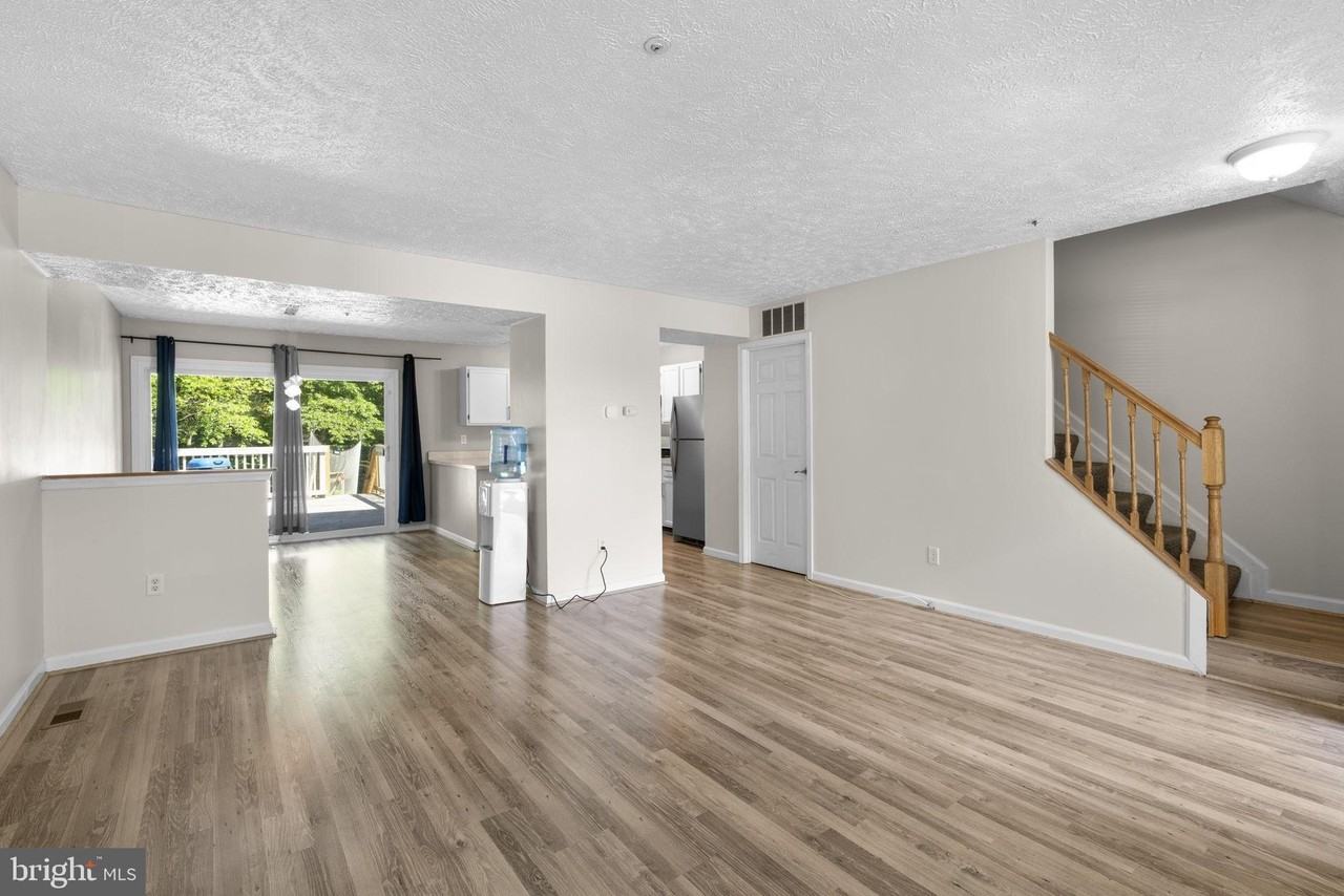 1043 Debbie Ave - Photo 4 of 42