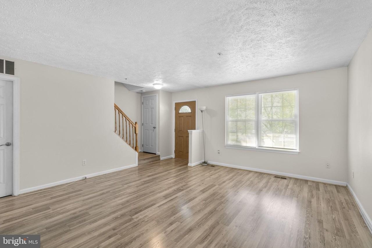 1043 Debbie Ave - Photo 5 of 42
