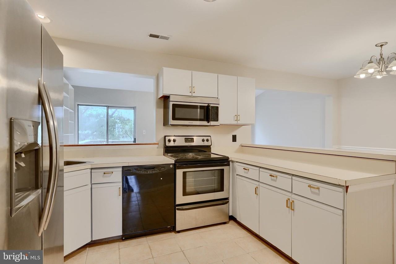 733 Reedy Cir - Photo 5 of 32