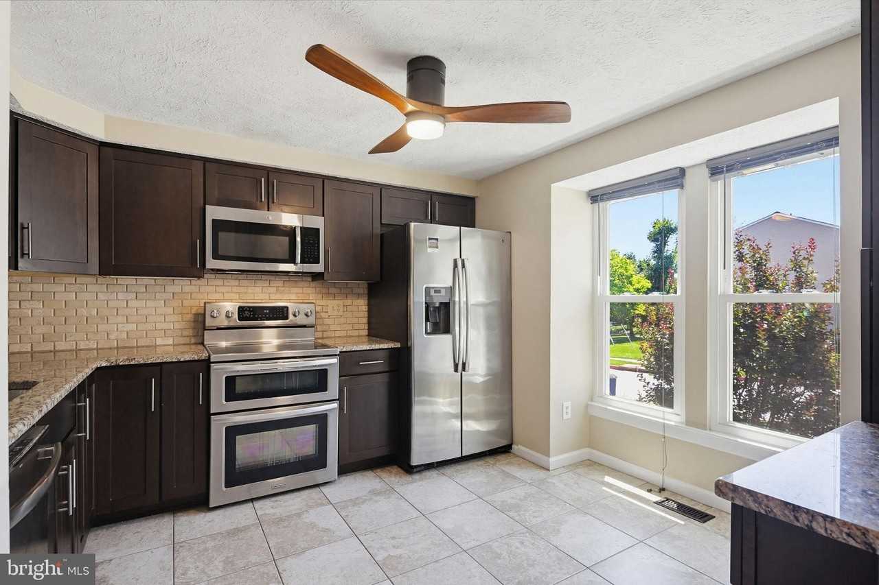 9402 Granite Hl - Photo 4 of 41