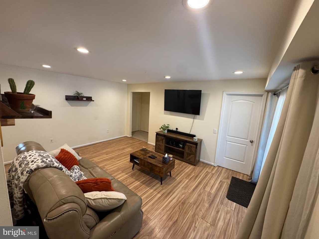 20220 Shipley Ter #8C10 - Photo 3 of 14