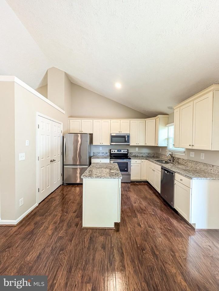 21530 Warwick Ct - Photo 3 of 50