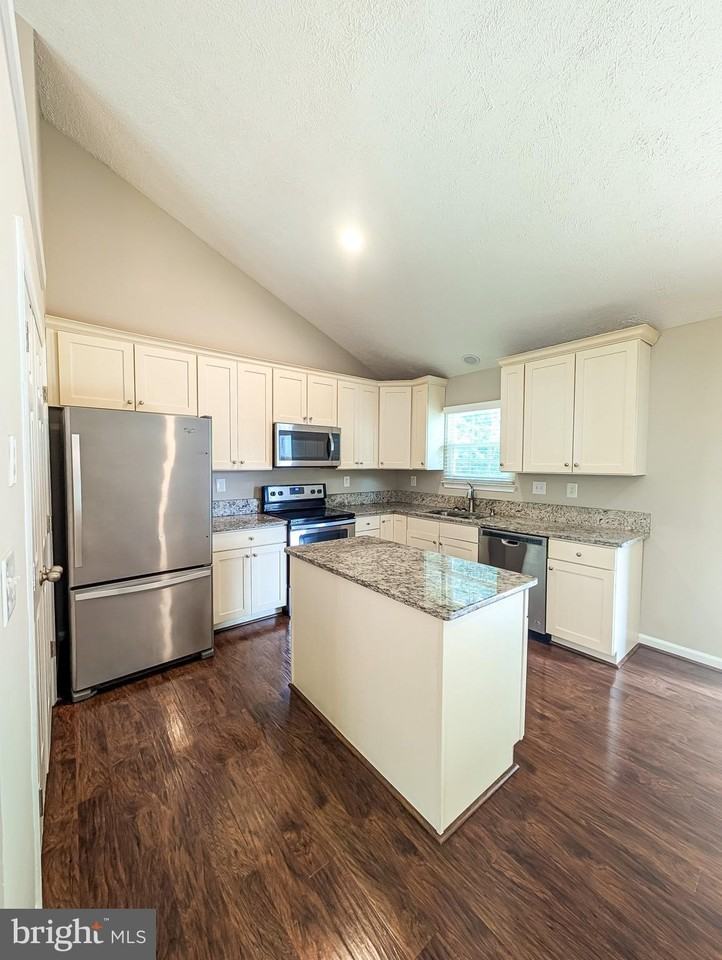 21530 Warwick Ct - Photo 4 of 50