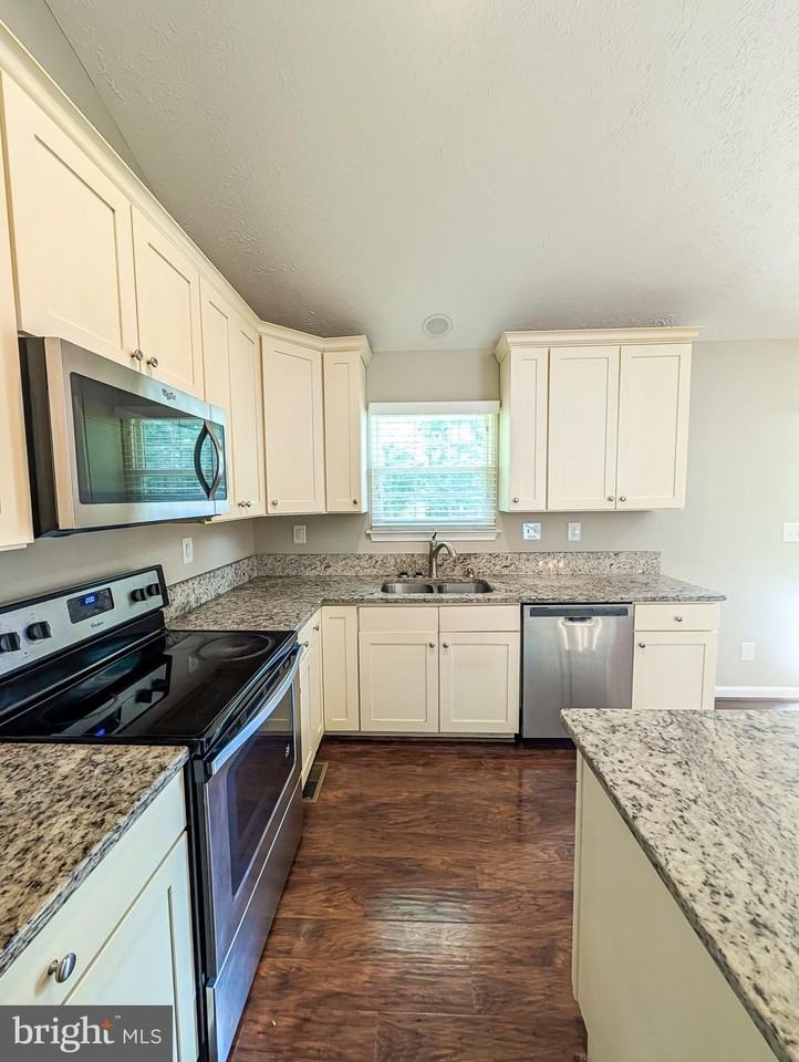 21530 Warwick Ct - Photo 5 of 50