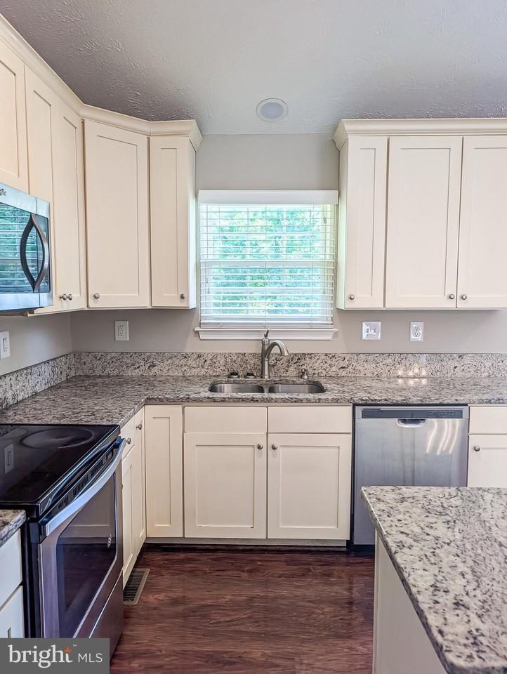 21530 Warwick Ct - Photo 6 of 50