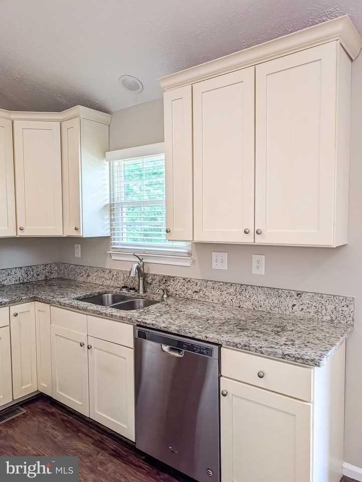 21530 Warwick Ct - Photo 7 of 50