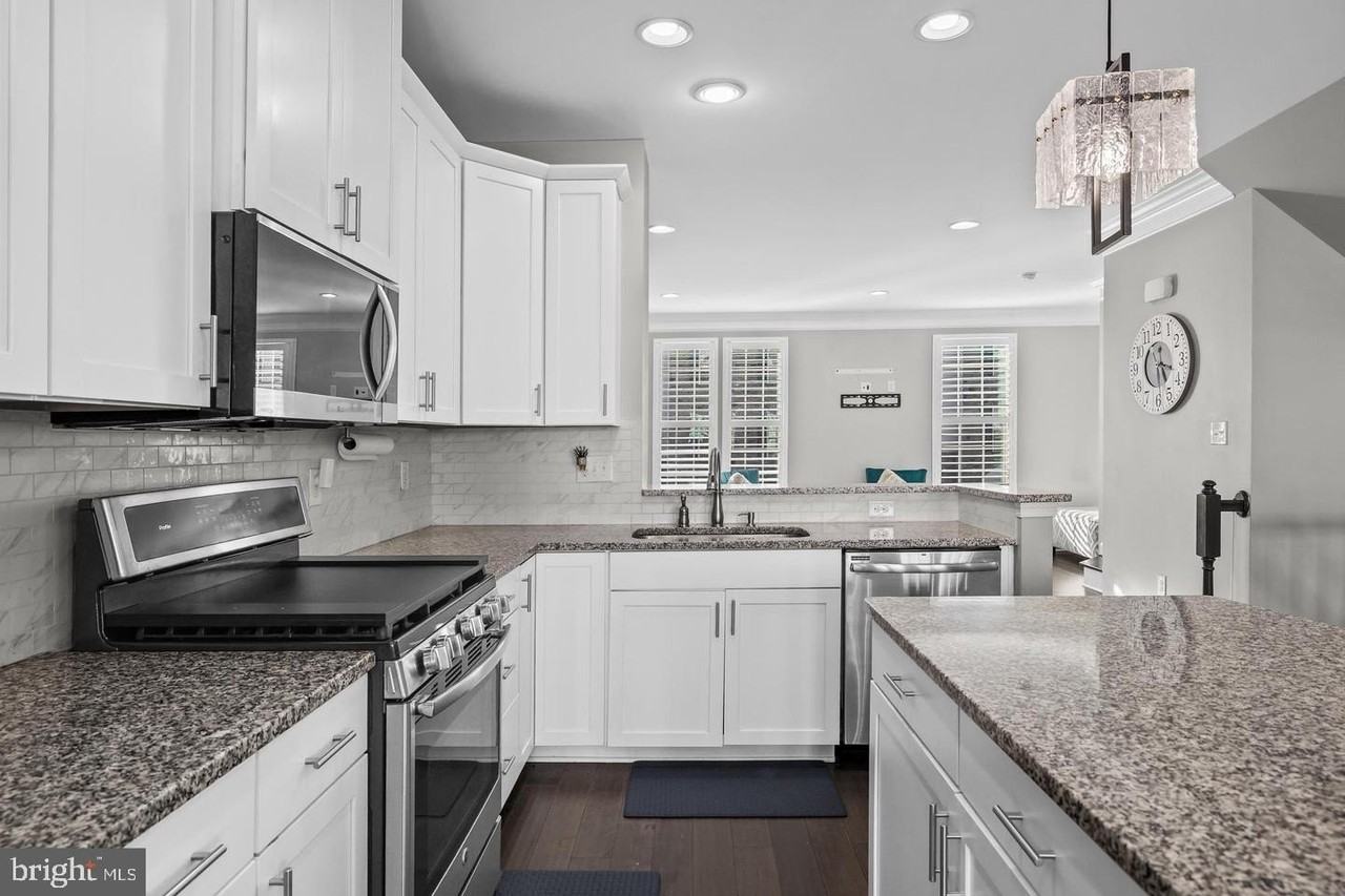 1067 Prime Pl - Photo 3 of 10