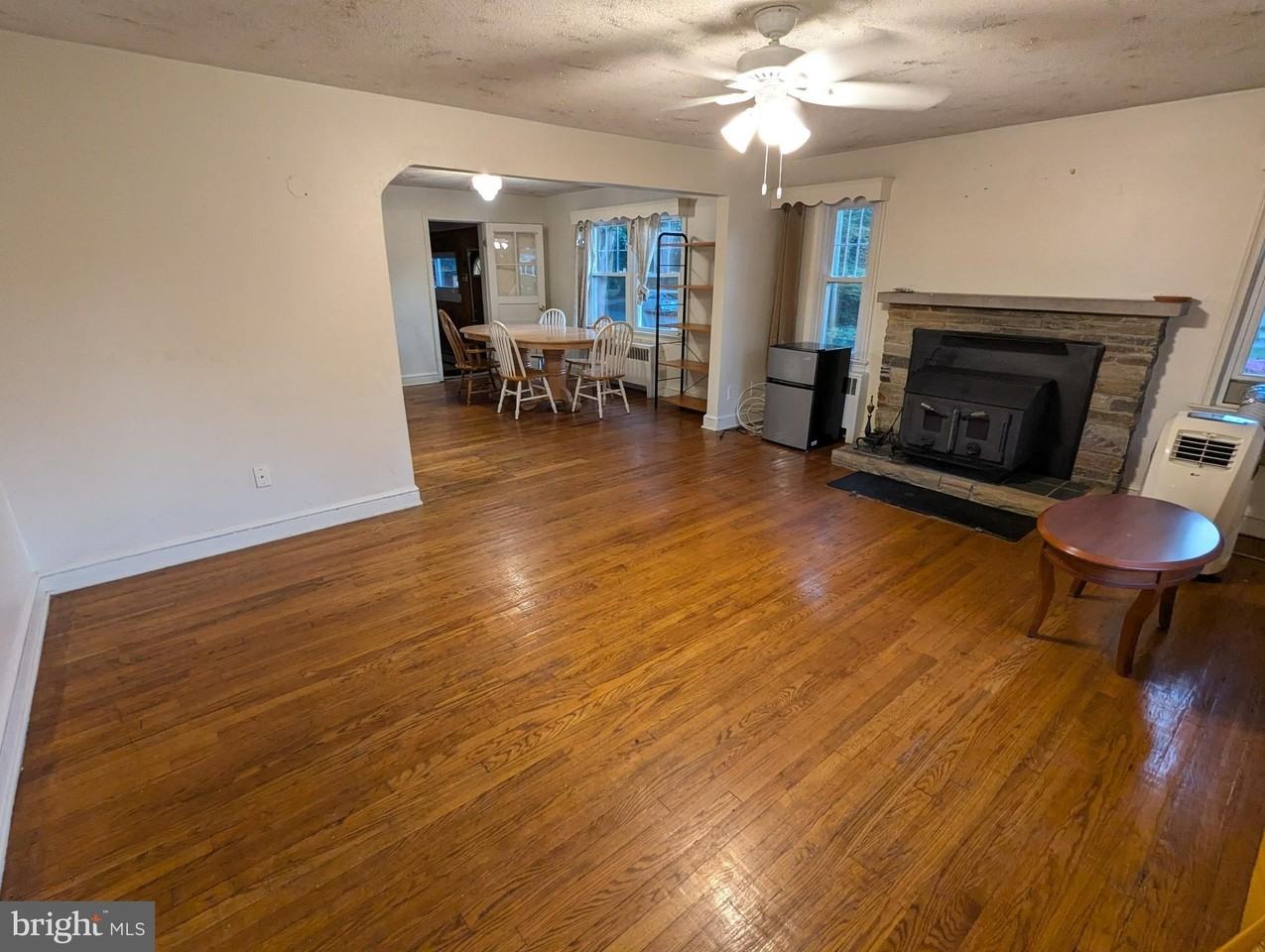 21 Steinway Ave - Photo 5 of 34