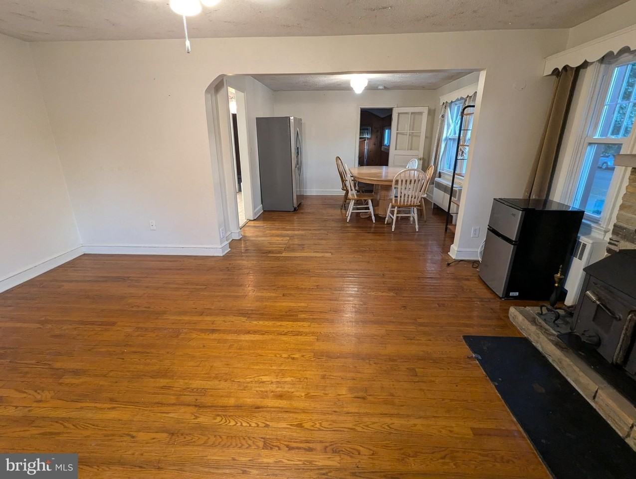 21 Steinway Ave - Photo 6 of 34