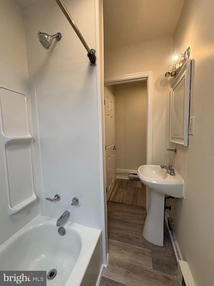 1933 N Judson St #2R - Photo 6 of 8