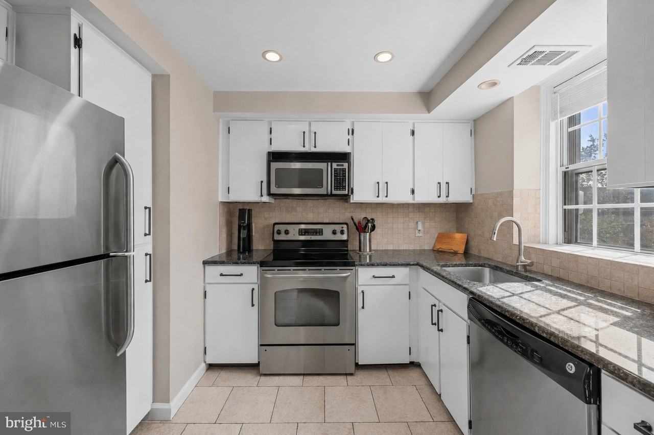 3050 S Buchanan St #B2 - Photo 6 of 18