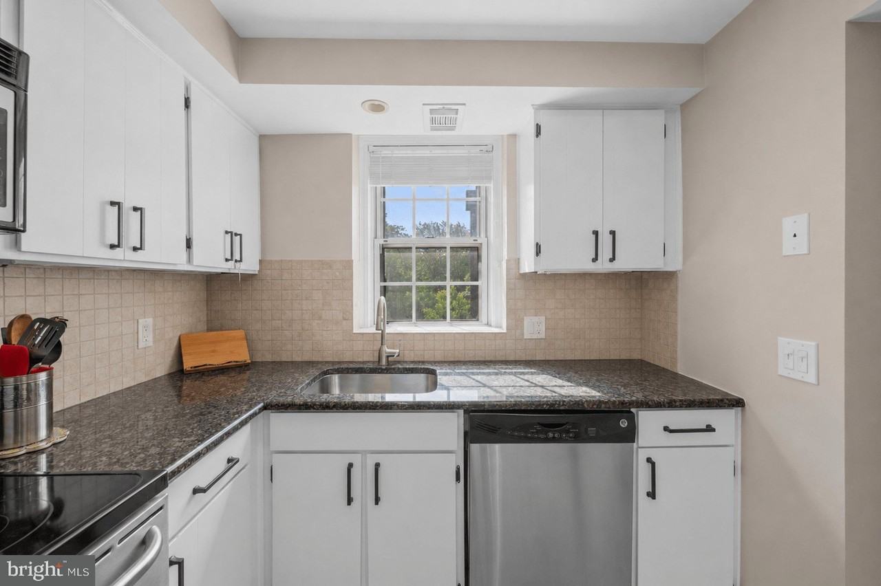 3050 S Buchanan St #B2 - Photo 7 of 18